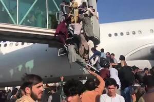 Caos en el aeropuerto de Kabul el lunes pasado, tras la toma de poder de los talibanes