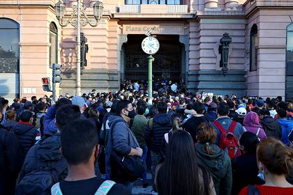 Caos y cierre de la estación Constitución por un piquete de trabajadores en las vías