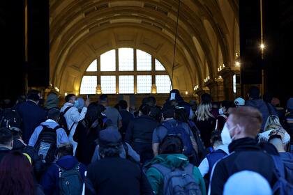 Caos y cierre de la estación Constitución por un piquete de trabajadores en las vías