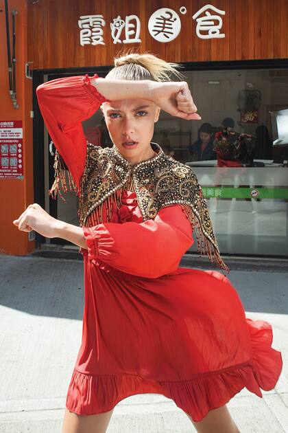 Capa cuello con bordados (Rapsodia), vestido con volados (Rapsodia)