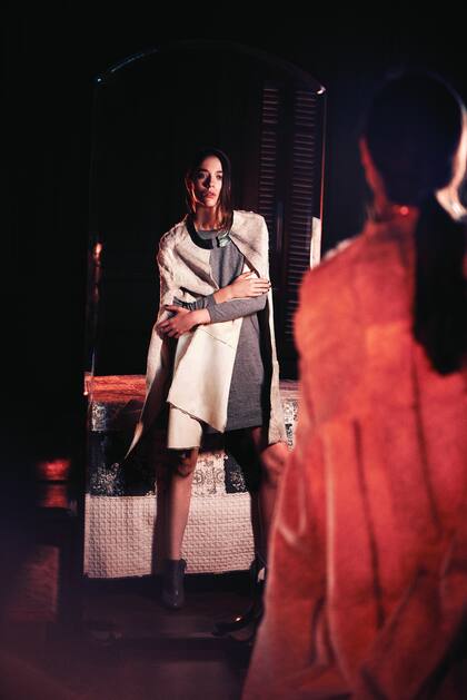 Capa de pelo gris melánge ($ 16.500, Prüne), suéter largo de hilo ($ 1300, Complot), collar (Pérez Sanz), botinetas de cuero ($ 2499, Vía Uno)