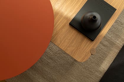 Capa sobre capa. Mesa baja circular (Cúmulo), mesa de madera clara y alfombra de Elementos Argentinos.