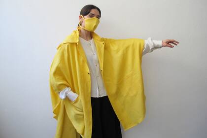 Capa y barbijo de lino recuperado; pantalón, tela sastrera antigua (Club Social de Costura), camisa recreada (Dacal)