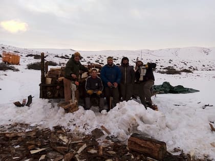 Caparros y su brigada en el Parque Patagonia, donde trabajaron diseñando los senderos para la Fundación Rewilding.