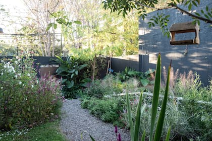 Capas de follaje crean volumen y sostienen el diseño durante todo el año