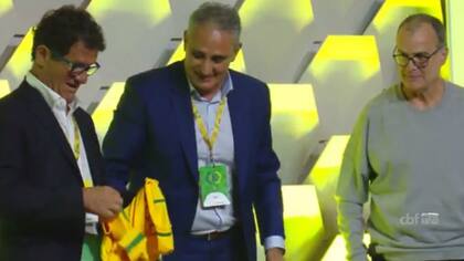 Capello ya abrió su regalo; lo observan Tite y Bielsa