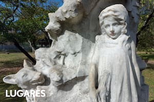 La Caperucita Roja que partió de Francia y ya peregrinó por tres plazas de Buenos Aires