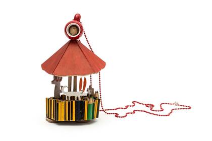 Caperucita y sus lobos, en madera y plástico, el collar de Sol Flores