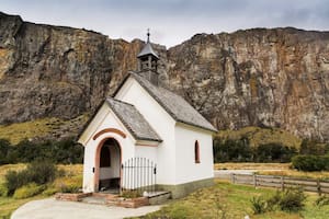 De los escaladores en El Chaltén a los altares de oro en Yavi, diez valiosos templos de todo el país