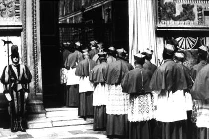 Capilla Sixtina, cardenales ingresan, para elegir al sucesor de Juan Pablo I.