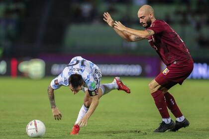 Capitán al piso: Messi cae tras una infracción de Mikel Villanueva 