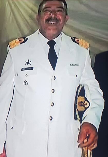 Capitán de navío Carlos Pérez, el marino de la armada detenido por el caso Loan en Corrientes.
Su último destino en la armada fue Director de Abastecimientos de la Armada uno de los más altos de su especialidad