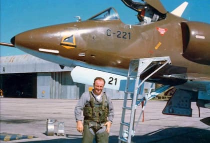 Capitán post-mortem Fausto Gavazzi. Oriundo de Campana, nació el 2 de marzo de 1952. Fue piloto de la escuadrilla “Oro” el 12 de mayo de 1982. Jornada en que el destructor británico HMS Glasgow fue dejado fuera de combate. (Fuerza Aérea Argentina).