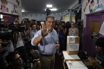 Capitanich, al votar, en el centro de Resistencia