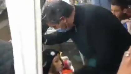 Capitanich cuando besó la cabeza de un maniquí, en plena furia interna