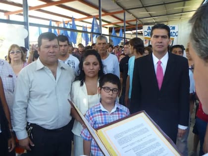 Capitanich, cuando fue testigo del casamiento de Emerenciano Sena y Marcela Acuña; en la foto, también aparece César Sena