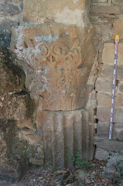 Capitel corintio y tambor acanalado con fuste localizado en la ermita de San Pedro de Artieda
