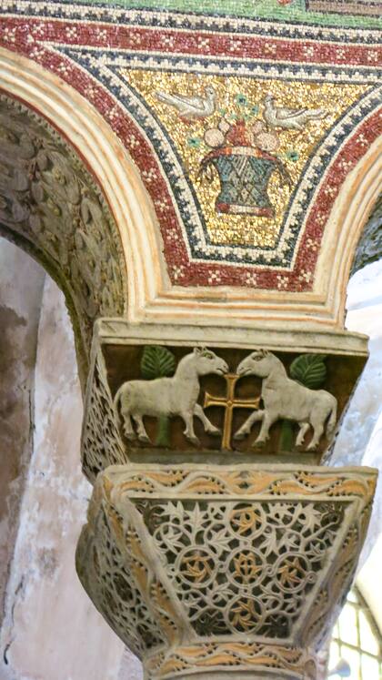 Capitel en San Vital. Un arte finísimo cubre cada resquicio tanto en paredes como en columnas, pisos y techos.