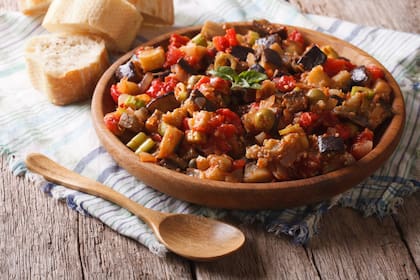 Caponata siciliana con berenjenas, pimientos y tomates