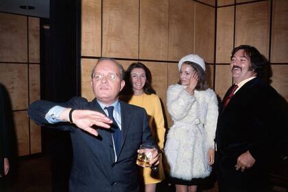 Capote (izquierda) era amigo de varias mujeres de la alta sociedad, incluida Lee Radziwill (centro derecha), la hermana de Jackie Kennedy.