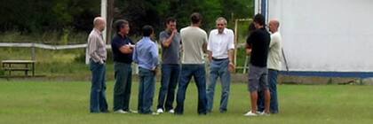 Cappa, con los dirigentes del Lobo, en Estancia Chica. Crédito: www.letrag.net