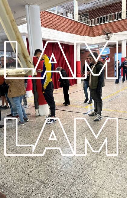 Captaron a Jey Mammon mientras formaba la fila para votar