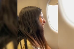 La peor pesadilla del viajero: el avión despegó y cuando miró por la ventanilla vio algo que la dejó atónita