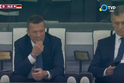 Captura de pantalla de Matthaus y cerca Macri sentado irando españa Alemania Qatar 2022