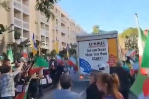 Un hombre embistió con un camión de mudanzas contra una protesta anti-régimen de Irán en Los Ángeles