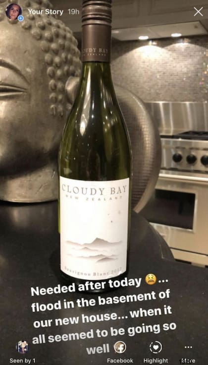 Captura de pantalla de una de las historias falsas que Coleen Rooney "plantó" en su cuenta de Instagram privada. Junto a una botella de vino escribió: "Muy necesaria hoy... agua en el sótano de nuestra nueva casa... cuando parecía que iba todo bien". Antes bloqueó a todos sus seguidores y sólo permitió que Becky Vardy pudiese verla. Unos días más tarde, cuando Coleen leyó sobre la inundación en su sótano (cosa que nunca ocurrió) en el diario The Sun, confirmó sus sospechas: la informante era Becky.