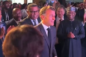 El divertido baile de Macron que se volvió viral durante su gira por África