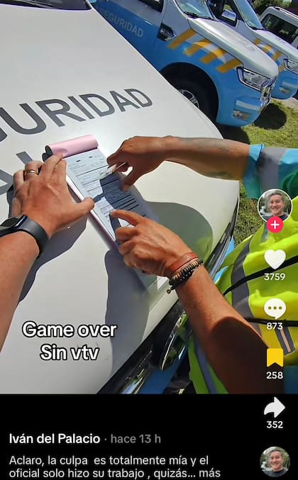 Captura de pantalla del video en el que le retienen la licencia por no tener VTV (@ivandelpa_ok)