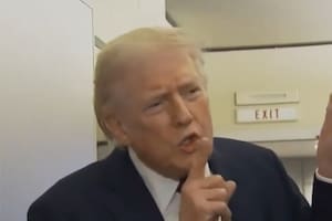 El momento en que Trump calla con el dedo a una periodista por una pregunta sobre la guerra