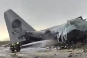 Se estrelló un avión que transportaba dinero en una avenida en Bolivia y la gente intentó saquearlo