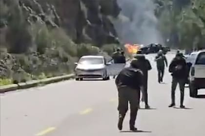 Captura de video, de X.
Un ataque israelí contra un automóvil en Jezzine, al sur del Líbano, acabó con la vida de dos periodistas: Ali Shuaib, corresponsal de Al-Manar, y Fatima Ftouni, corresponsal de Al-Mayadeen. Según vídeos difundidos en internet, el vehículo fue atacado dos veces.