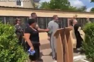 Insólita pelea entre sacerdotes de la iglesia ucraniana y la rusa durante el funeral de un soldado