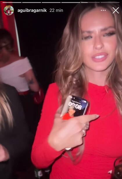 Captura del momento en que se ve el fondo de pantalla del celular de la China Suárez