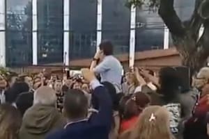 Captura del video en el que se ve como el sicario se acerca al senador Uribe