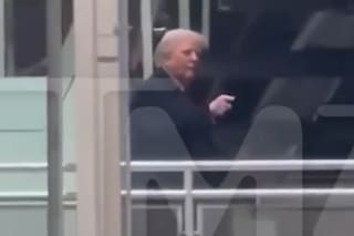 El video en el que Trump le hace un gesto obsceno a una persona que le gritó un improperio en una fábrica