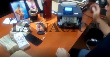 Captura del video que registró a Juan Pablo Beacon mientras contaba US$115.600