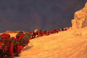El impactante atasco de alpinistas en una de las montañas más altas del mundo