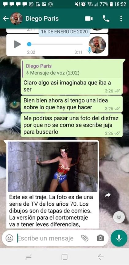 Capturas de pantalla de WhatsApp publicadas por la denunciante en su cuenta de Facebook.