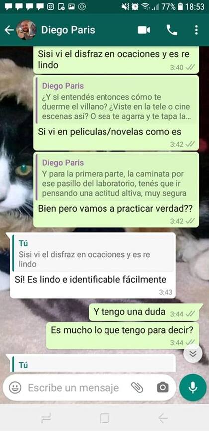 Capturas de pantalla de WhatsApp publicadas por la denunciante en su cuenta de Facebook.