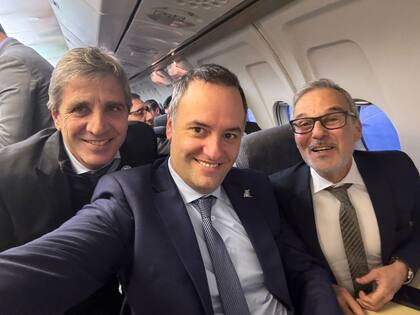 Caputo, Adorni y Mario Russo, en el avión presidencia