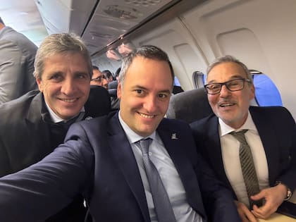 Caputo, Adorni y Russo, en el avión
