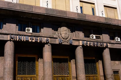 Caputo anticipó que el Gobierno comunicará próximamente cómo será el proceso de acumulación de reservas para el año que viene