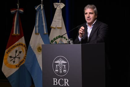 Caputo anunció que “a partir de junio van a estar en funcionamiento las obras de los 9000 kilómetros"