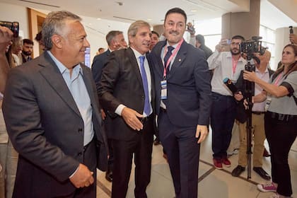 Caputo, con Alfredo Cornejo y Luis Petri, en Mendoza, donde pidió que la gente "saque los dólares del colchón"