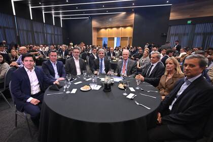 Caputo en la mesa con autoridades de la Bolsa y candidatos libertarios.