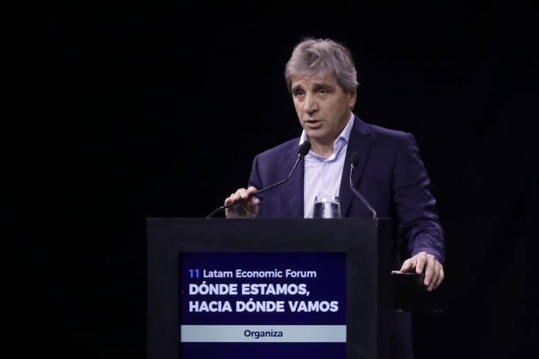 Luis Caputo proyecta devolver US$550.000 millones al sector privado si la Argentina crece al 8% anual